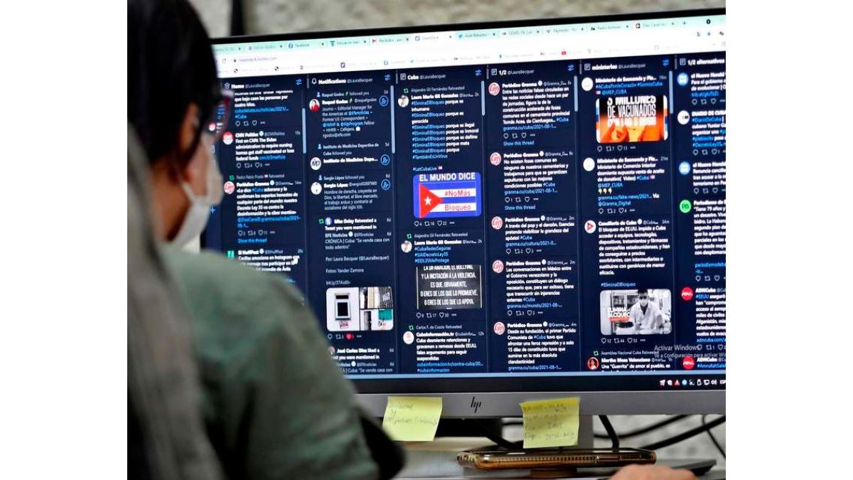 Un usuario de internet navega en la red. ERNESTO MASTRASCUSA