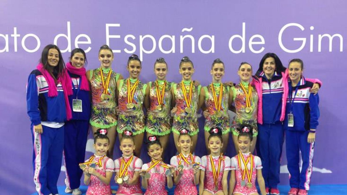 Los equipos de Primera y Alevín del Club Ritmo con las medallas de oro conseguidas en el Campeonato de España.