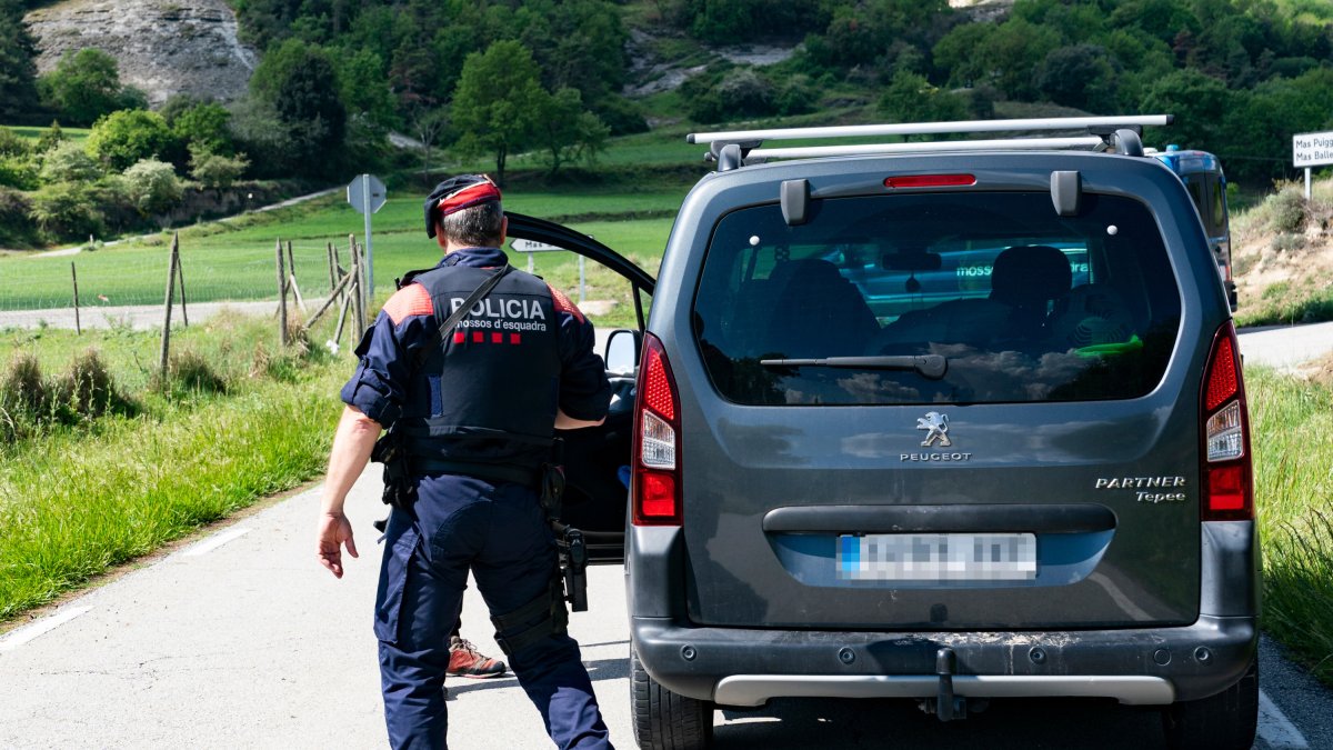 Un mosso d'esquadra en una operación policial. SIU WU
