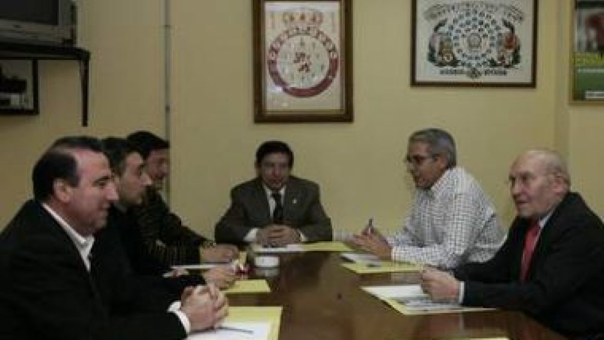 Carlos Emperador, tercero por la izquierda, pone su cargo a disposición de la Cultural
