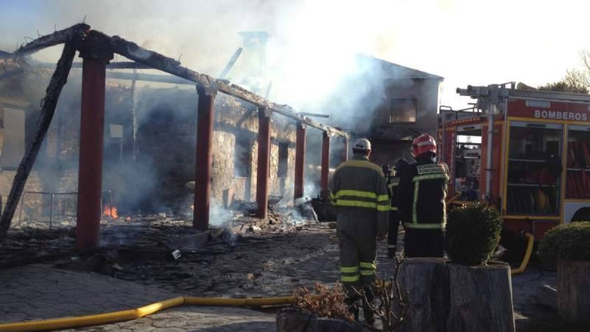 El fuego ha dejado el complejo del Alto de San Bartolo convertido en una ruina.