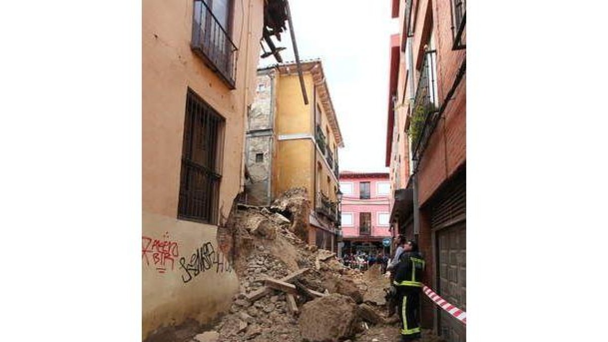 Estado en el que quedó el inmueble derrumbado instantes después de caer la pared.