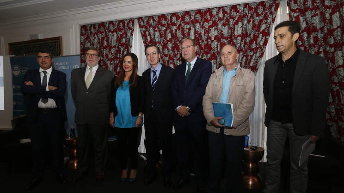 Lago, Aparicio, Clemente, Barrio, Silván, Temprano, y Andrés, ayer en la jornada. RAMIRO