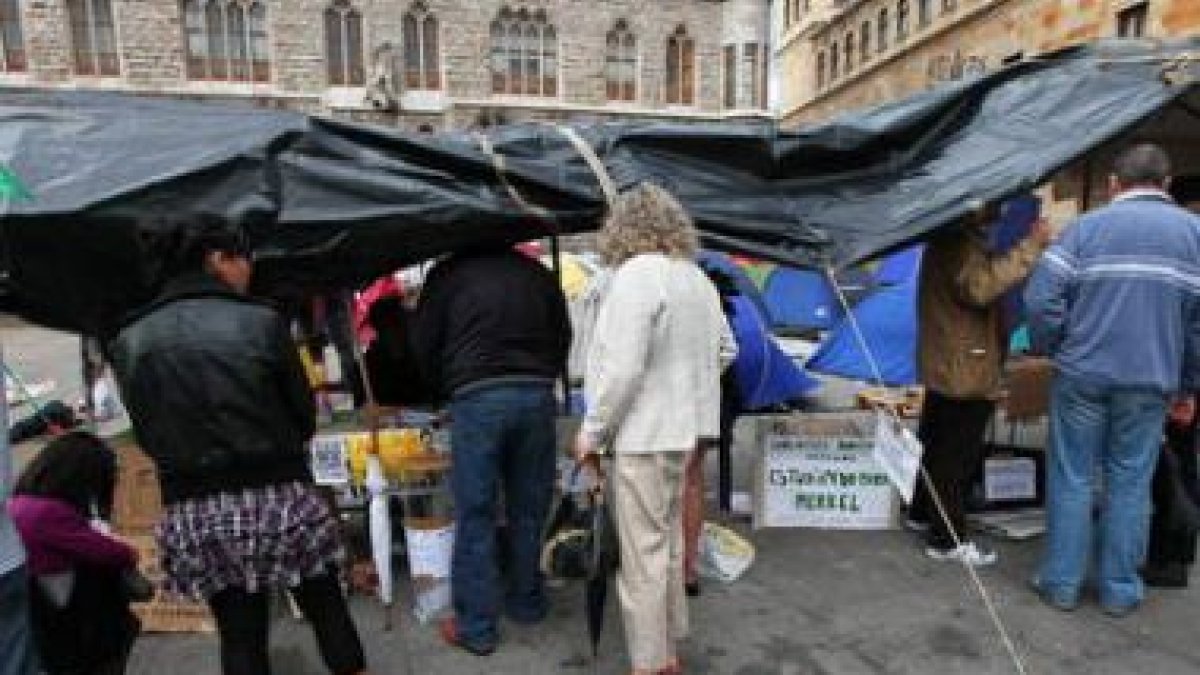 La población leonesa no dejó de acercarse todo el día a la acampada de Botines.