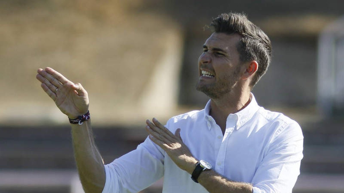 El entrenador de la Cultural Víctor Cea afronta el partido copero ante el Barça como una oportunidad para hacer historia. FERNANDO OTERO