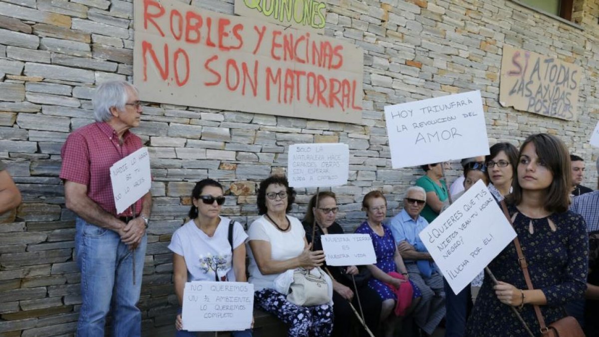 Vecinos participantes en la concentración de protesta