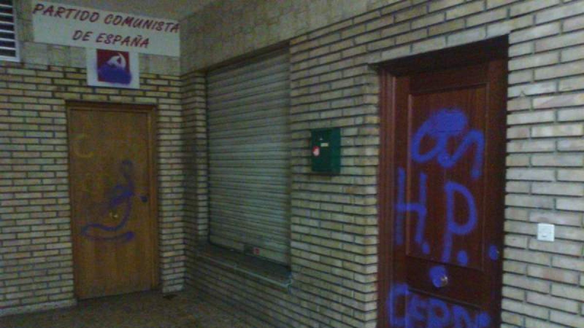 Pintadas aparecidas en la puerta de la sede de IU y el PC, en Ramón y Cajal.