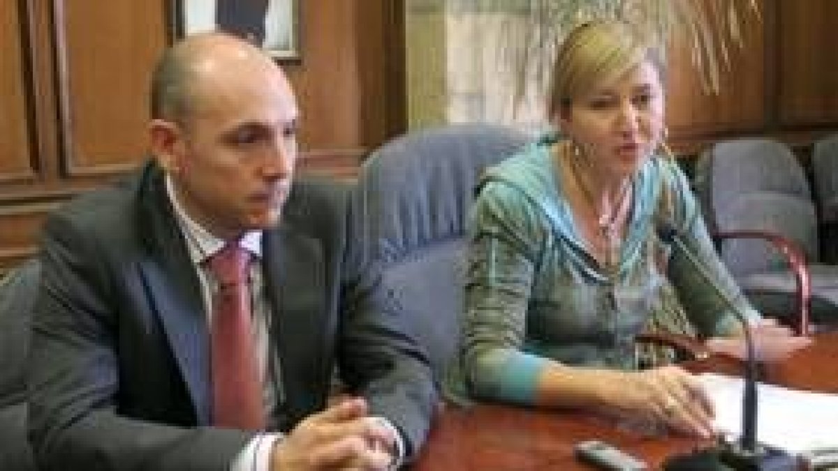 La concejala de Hacienda, Nuevas Tecnologías y Comercio, ayer con el responsable del programa «Clic»