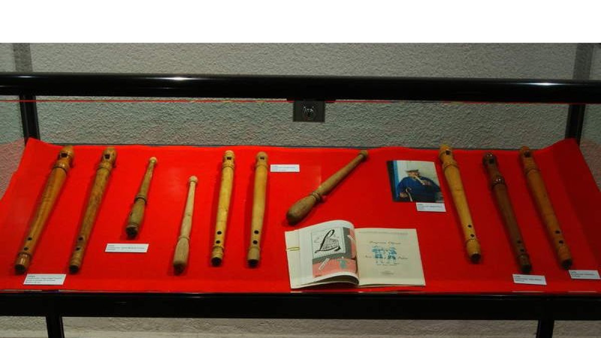 Algunas de las varias chiflas o flautas leonesas de tres agujeros expuestas en la exposición roblana.