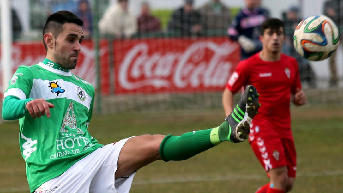 Porfirio es uno de los jugadores que seguirá en el Astorga.