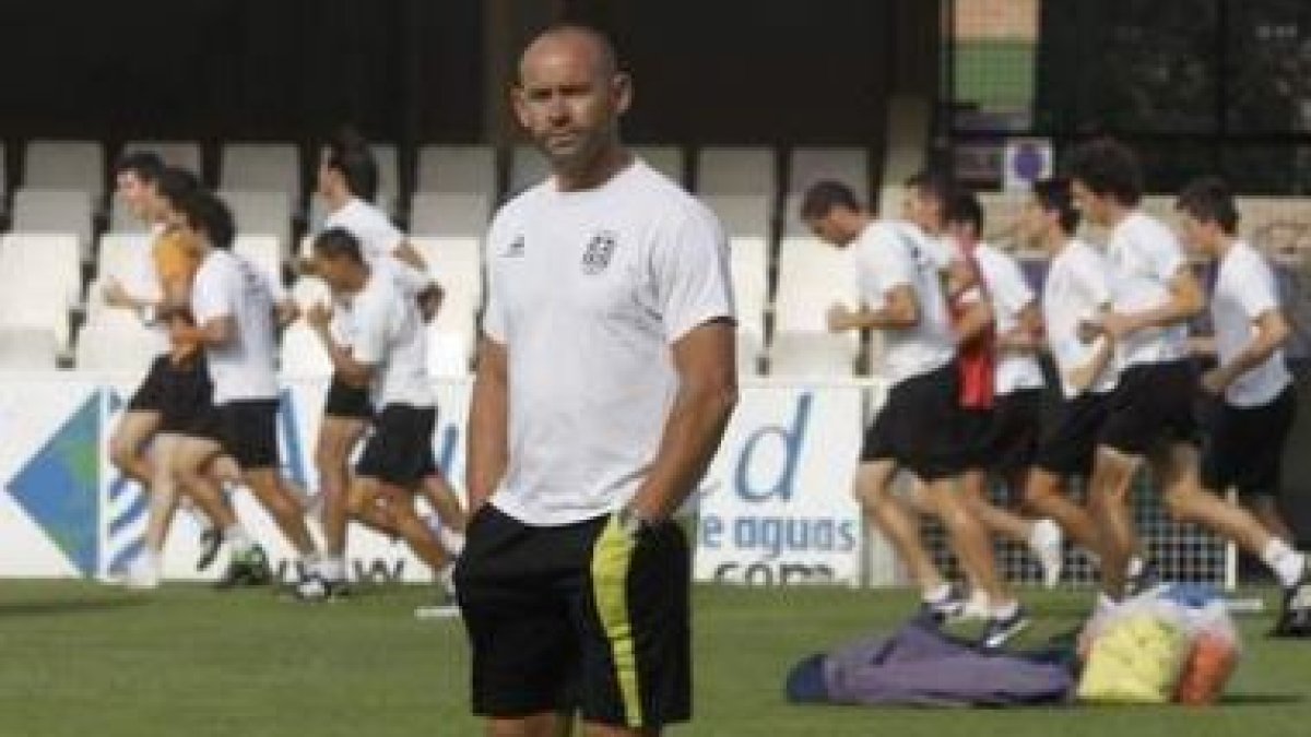 Paco Jémez puede tomar la delantera al resto de técnicos para ocupar el banquillo de El Toralín.