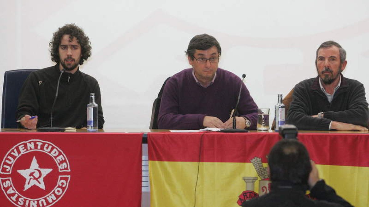 José Luis Centella, en el centro, en el acto de ayer.
