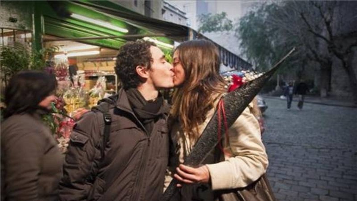 Una pareja se da un beso.