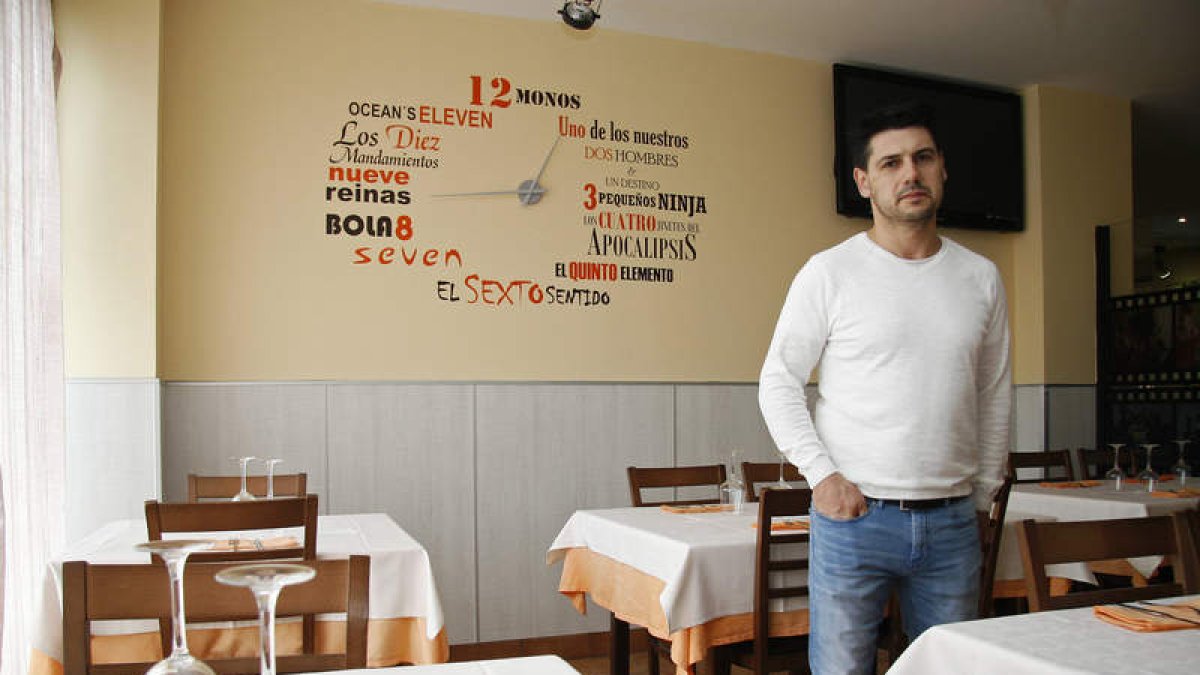 La nueva estancia-comedor abierta a la calle pero protegida del frío por una cristalera a media altura y una estudiada climatización para utilizar en invierno y en verano y donde se puede fumar. En la otra foto, Fran, el propietario del Casablanca, delant