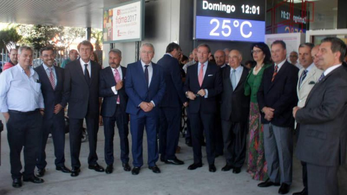 Imagen de familia de la delegación leonesa, al lado Javier Vega coloca una insignia de la Cámara a Silván. DL
