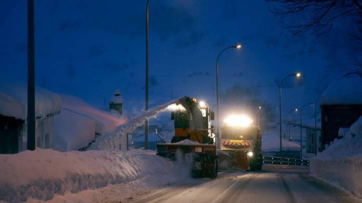 Dos máquinas quitanieves limpian la N-630 en Pajares.