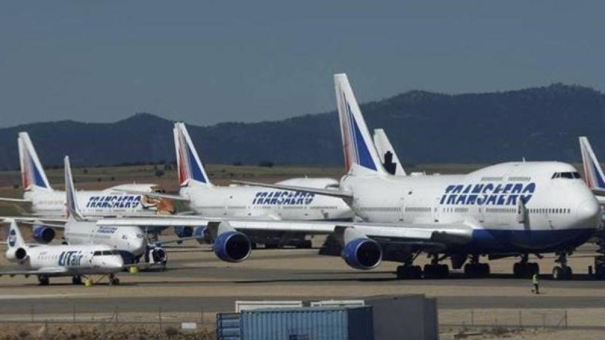 Aviones estacionados en el aeropuerto de Teruel, en una campa de Caudé.
