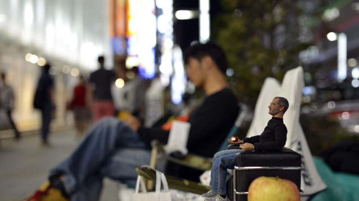 Vista de una figura en miniatura de Steve Jobs frente a una «Apple Store» en Tokio.