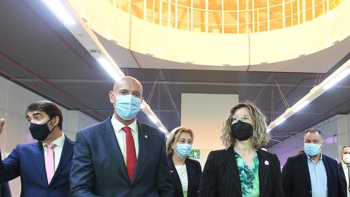 Suárez Quiñones, Diez, Delia Losa, María Luisa Domínguez y Morán, ayer en la estación. J. CASARES