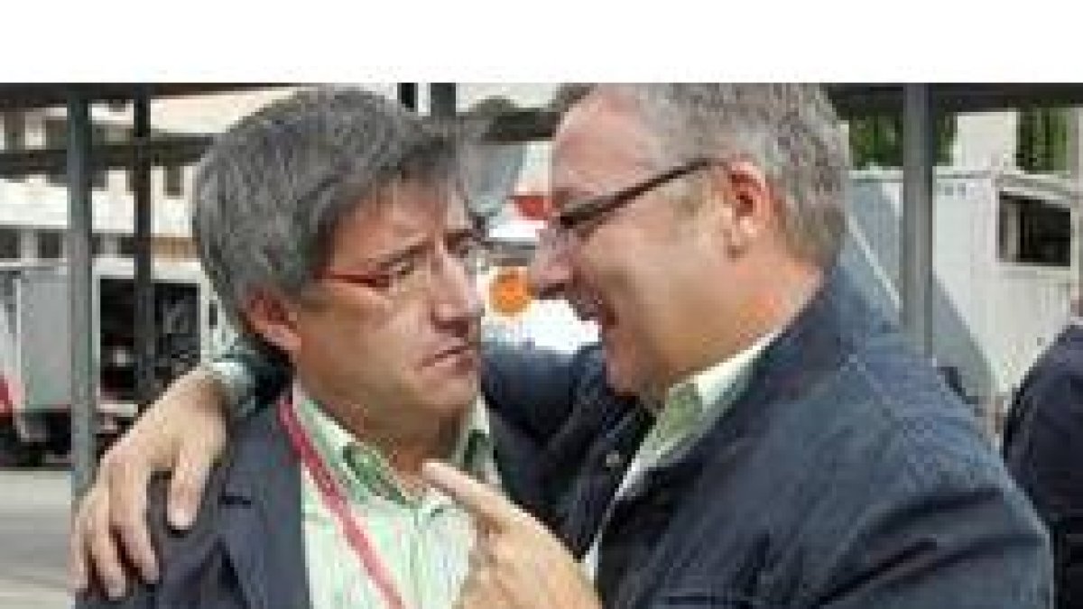 Francisco Fernández conversa con Pepe Blanco en un receso del congreso, ayer, en Valladolid