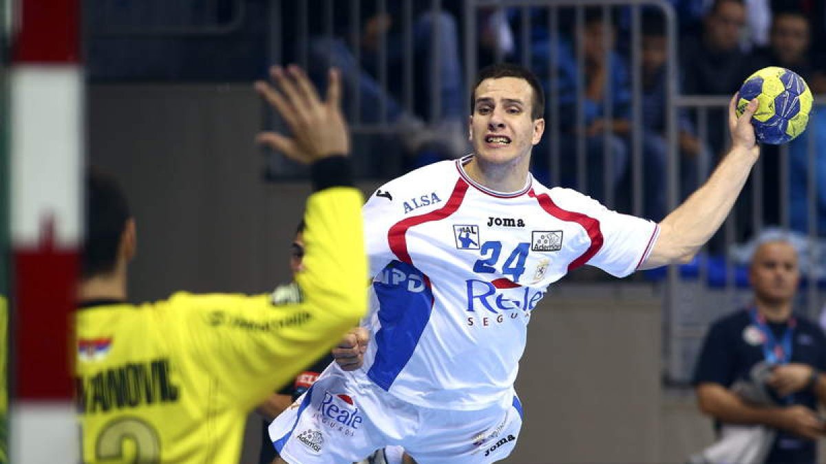 El jugador del Reale Ademar Faruk Vrazalic lanza a la portería de Mihailo Radovanovic, del Partizán de Belgrado.