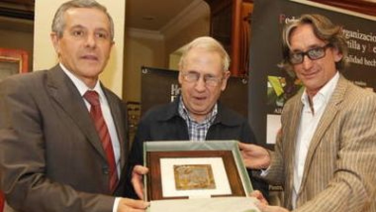 El alcalde de León y el presidente de Foacal, hacen entrega a Zurdo de un cuadro.
