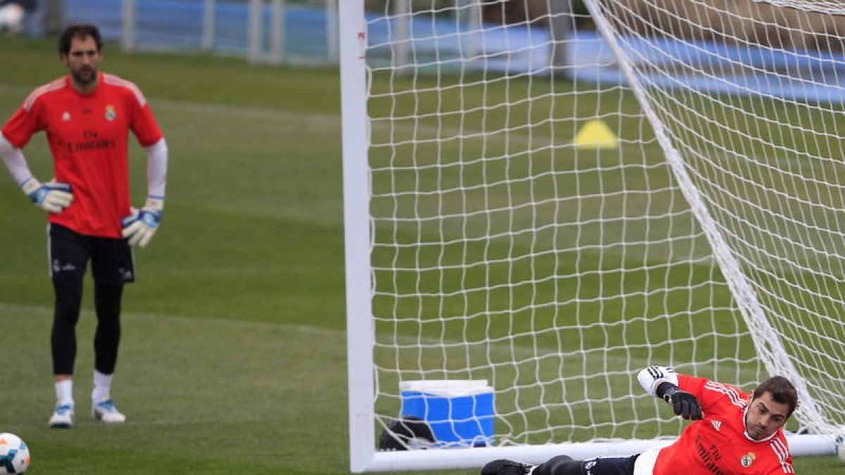 Casillas, a la derecha, y Diego López durante el entrenamiento del equipo madridista.