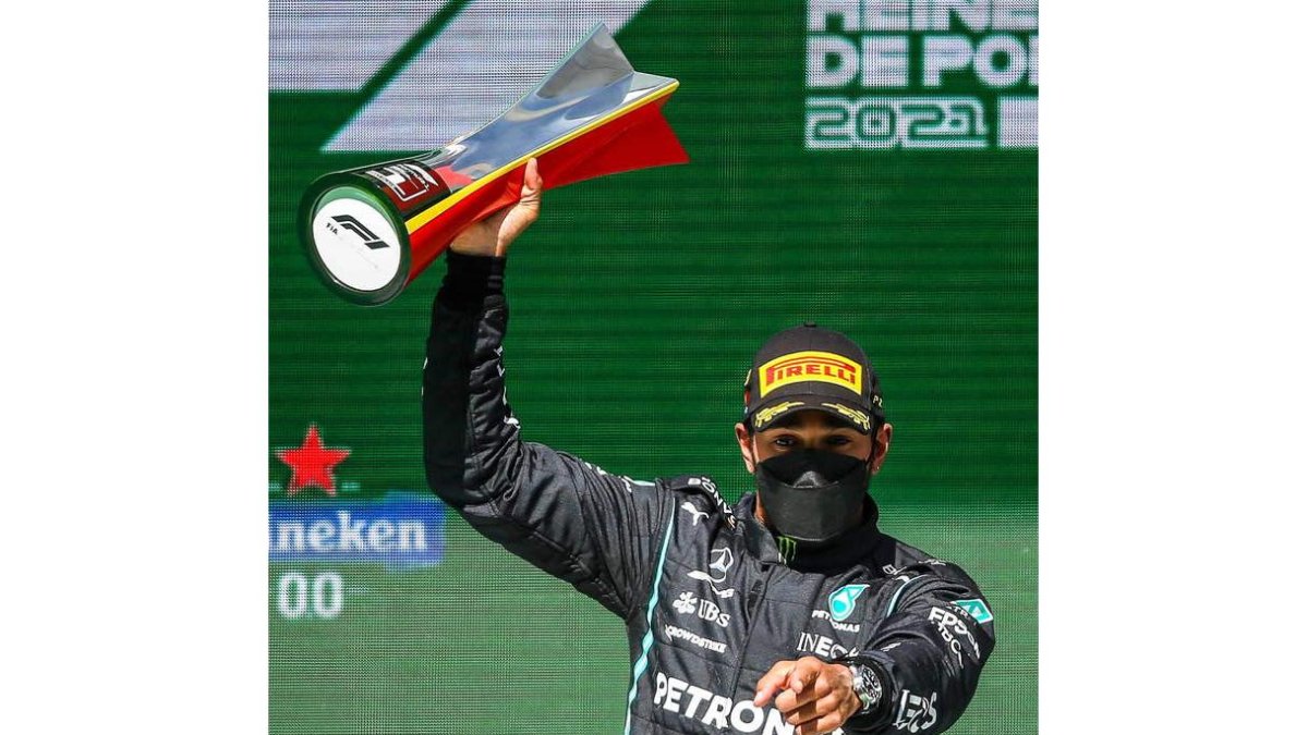 Hamilton celebra en el podio su triunfo en el GP de Portugal. GOULAO