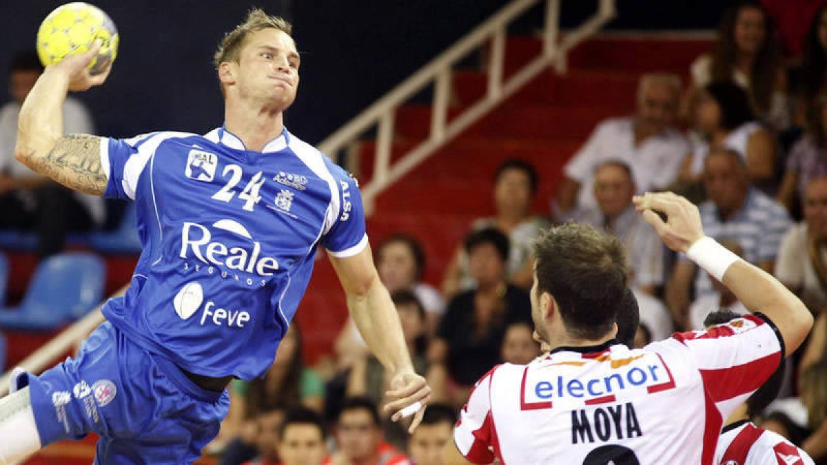 Martin Stranovsky se eleva sobre la defensa para anotar uno de sus tres goles en el partido de ayer.