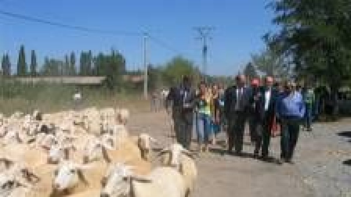 García Prieto recorrió parte del tramo de la cañada recuperada junto con la alcaldesa