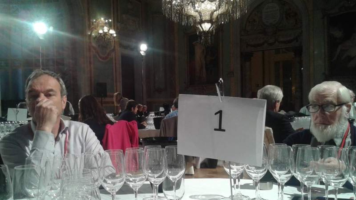 El suizo Daniel Maffei y el mítico John Salvi, inglés y Master of Wine desde el año 1970, en una de las mesa de cata.