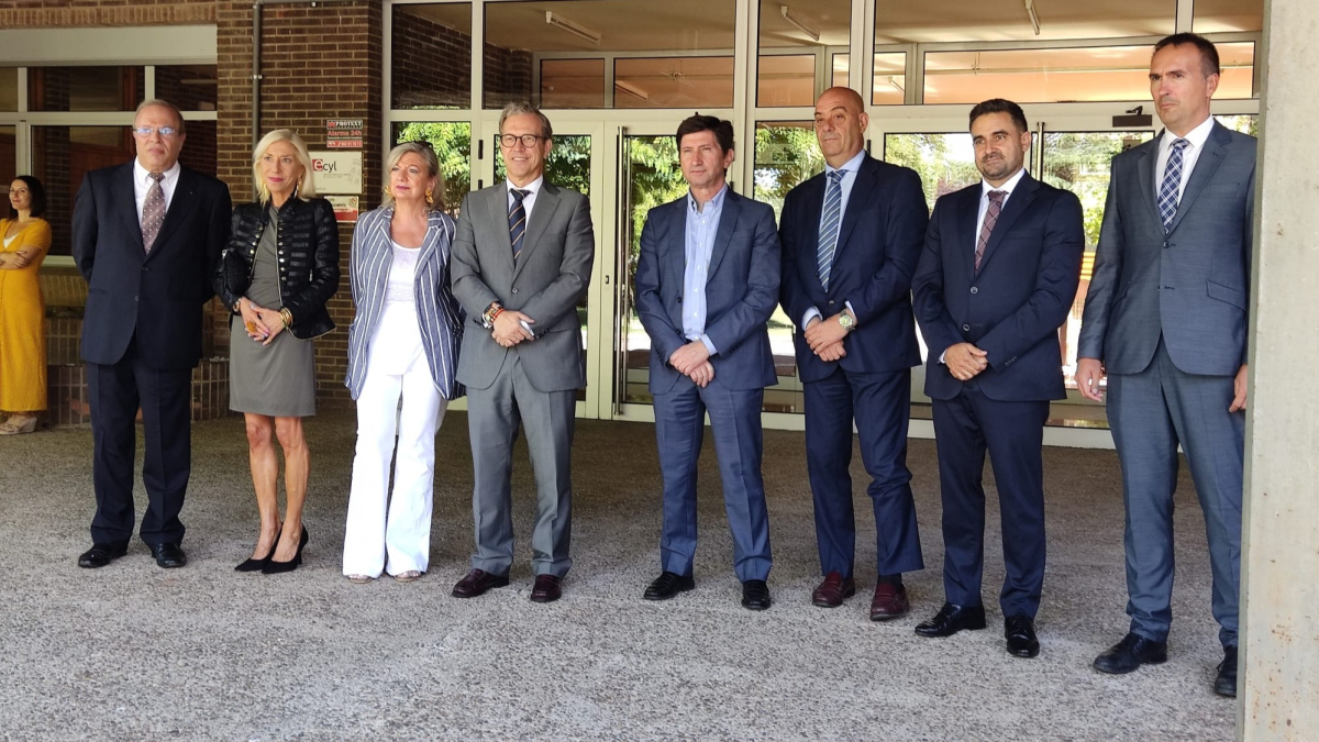 Un moneto del acto de inauguración del centro pionero de Orientación, Emprendimiento, Acompañamiento e Innovación para el Empleo de Castilla y León, ubicado en San Andrés del Rabanedo. PILAR INFIESTA