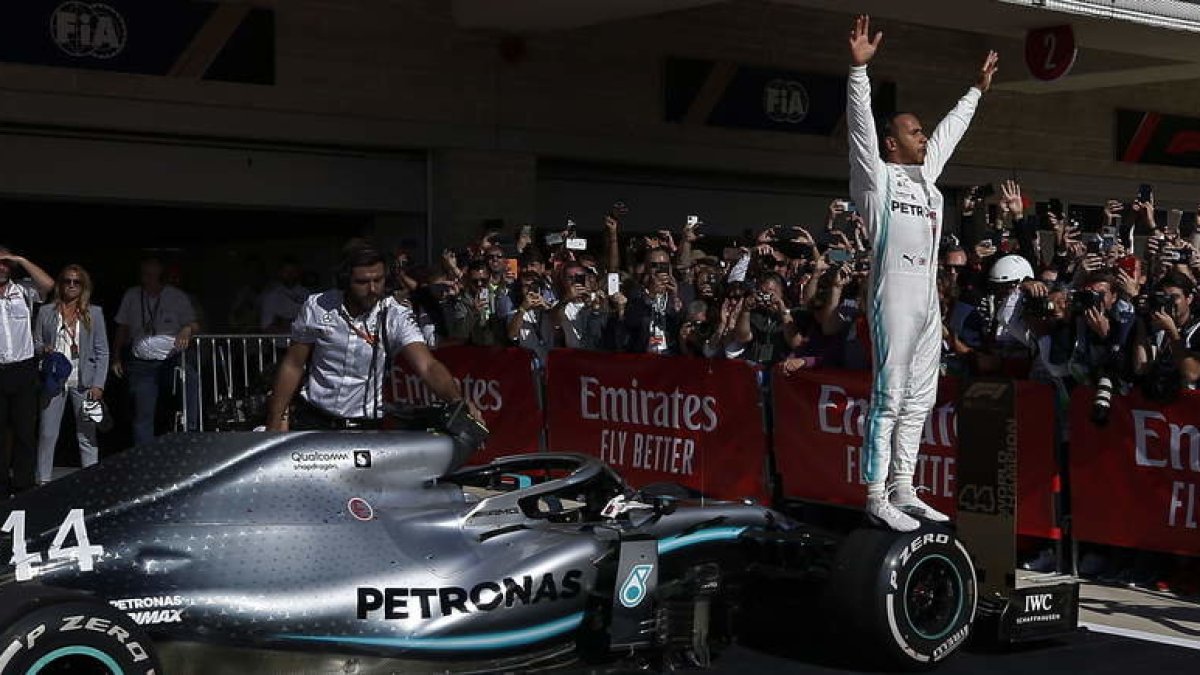 Hamilton celebra su título mundial. W. SMITH