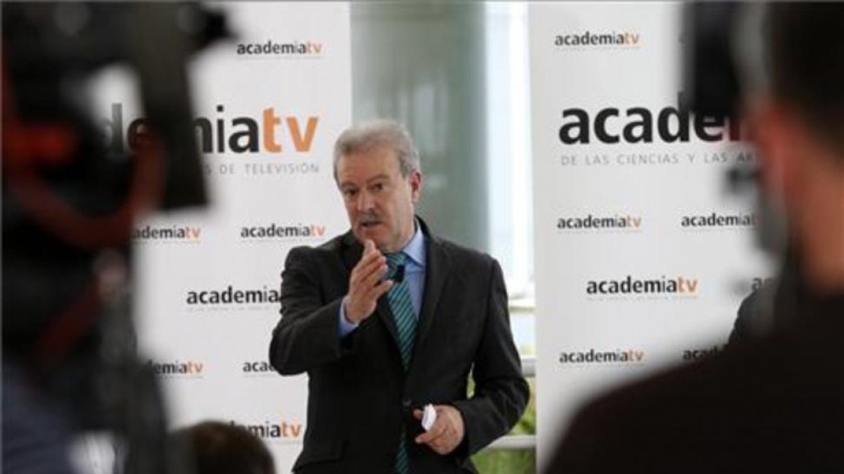 El presidente de la Academia de la TV, Manuel Campo Vidal, durante los preparativos del debate del lunes.
