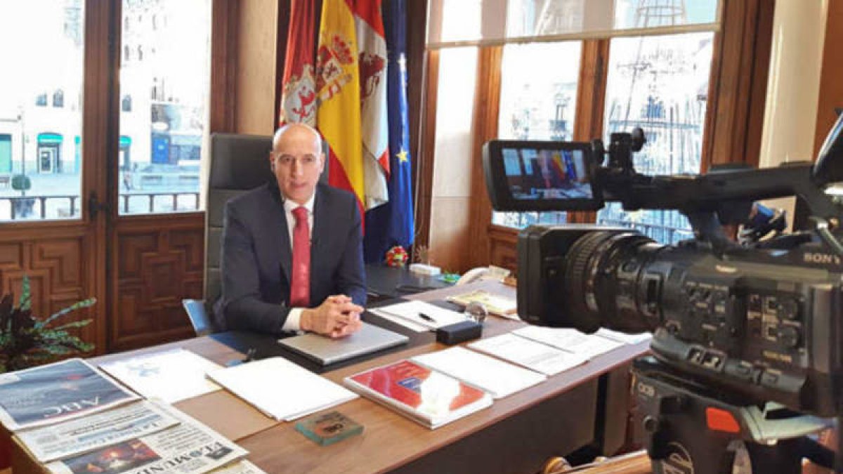 Diez, ayer por la mañana durante una de las entrevistas desde su despacho de San Marcelo.