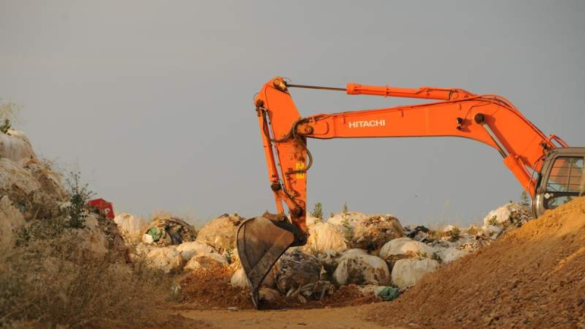 Sellado de las balas de basura que albergó Ferral a cambio de casi 4 millones de euros. RAMIRO