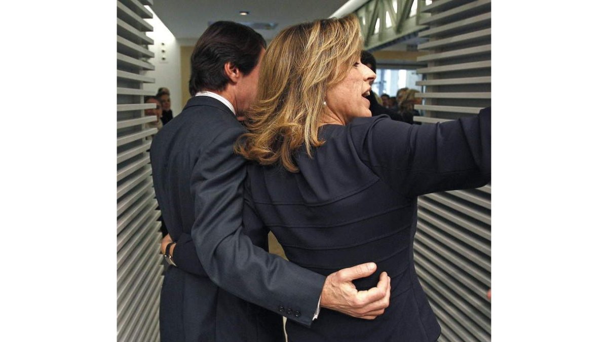 Ana Botella abrazada a Aznar el día de su toma de posesión como alcaldesa de Madrid.