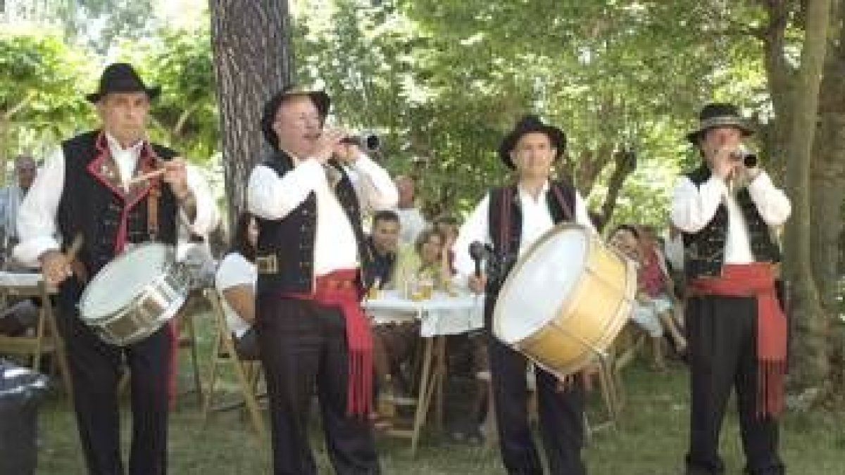 Los dulzaineros tocaron infatigables para que no decayese la fiesta