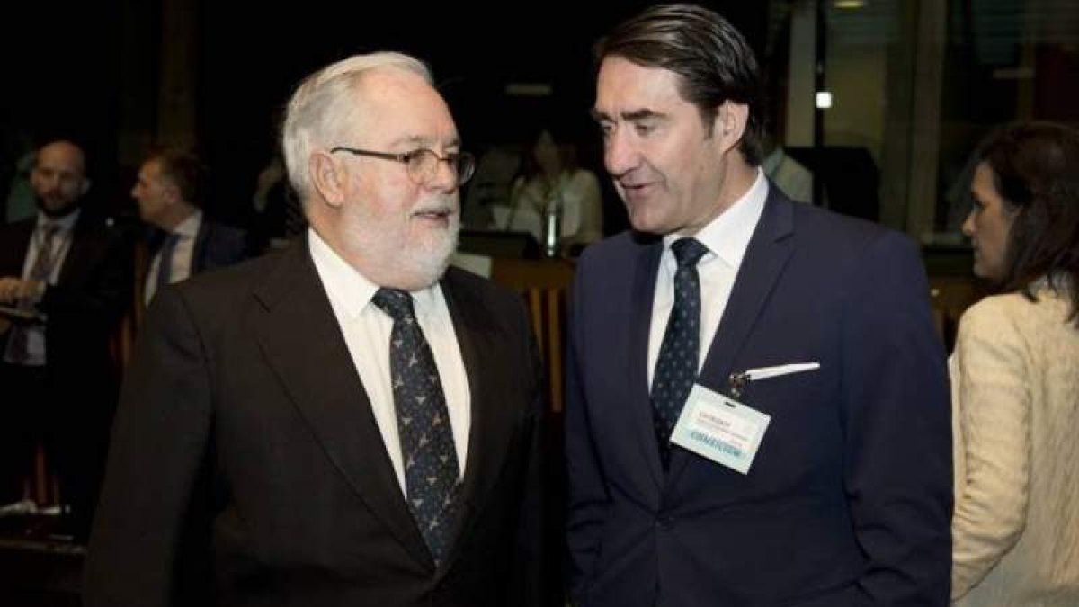 Arias Cañete y Suárez-Quiñones, ayer en Bruselas. DL