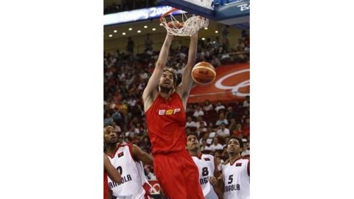 Pau Gasol machaca el aro ante Gomes (10), Costa (8) y Carlos Morais (5)