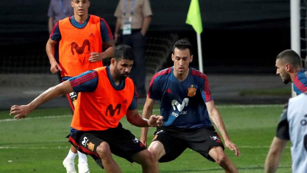 Diego Costa y Sergio Busquets, durante el entrenamiento de ayer con la selección. JAVIER ETXEZARRETA