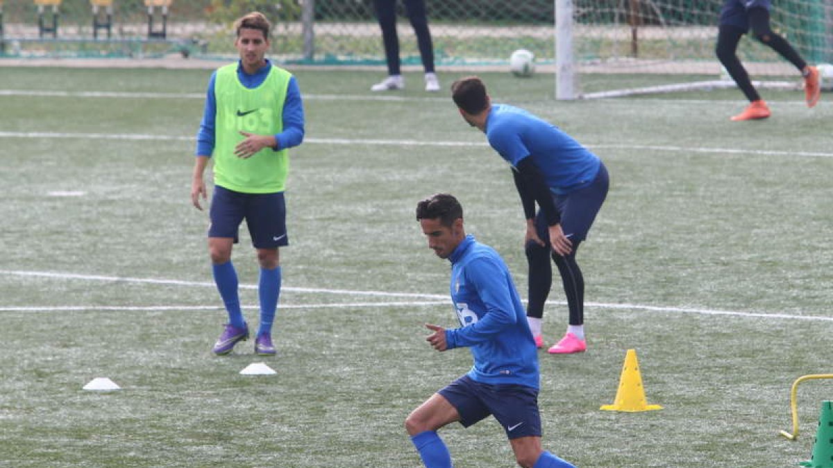 La Deportiva entrenó el miércoles en Compostilla para adaptarse al césped artificial. L. DE LA MATA