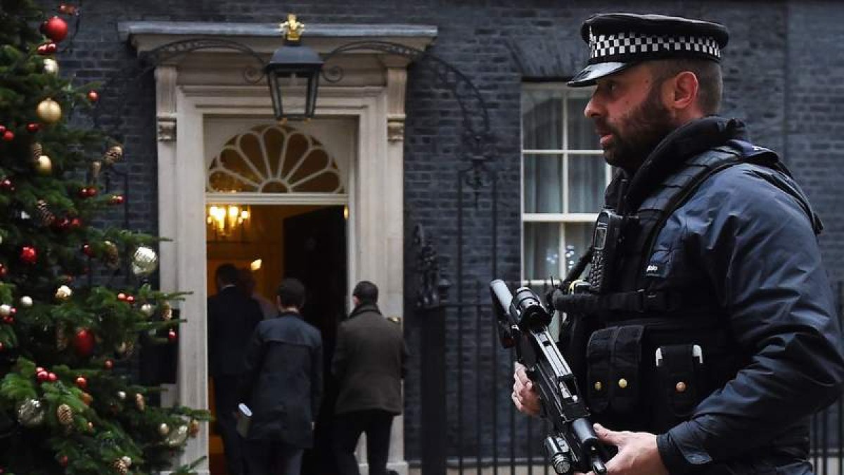 Un policía patrulla frente la residencia de Theresa May. ANDY RAIN