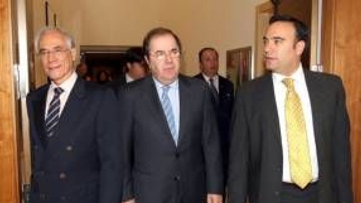 Herrera, entre el ministro de Comercio de Colombia y el presidente de los empresarios colombianos