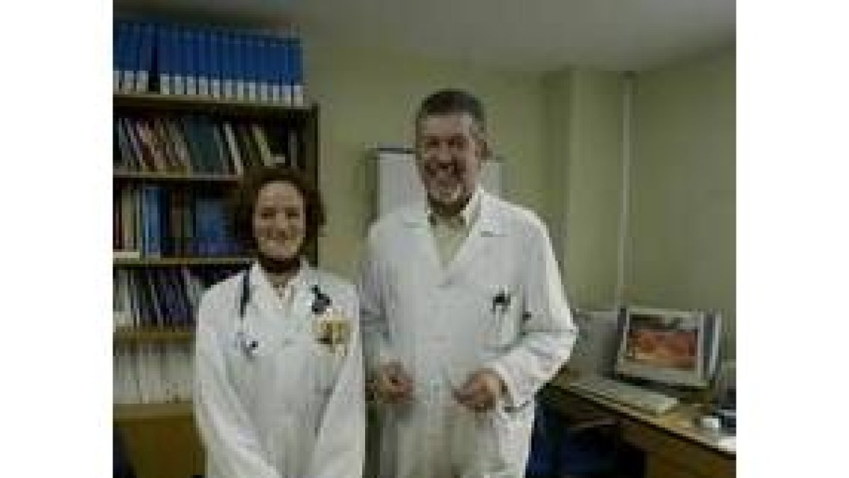 Esther Fernández y Manuel Granda, ayer en el Hospital de León