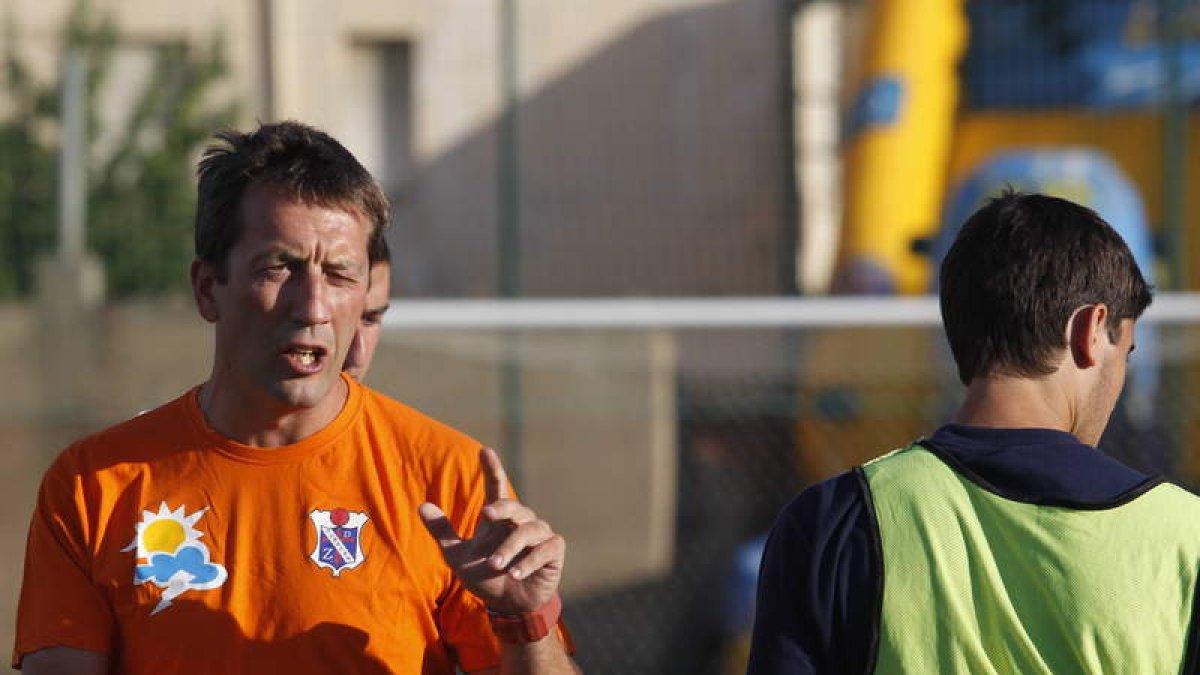 Valiño, a la izquierda, dando instrucciones a un jugador.