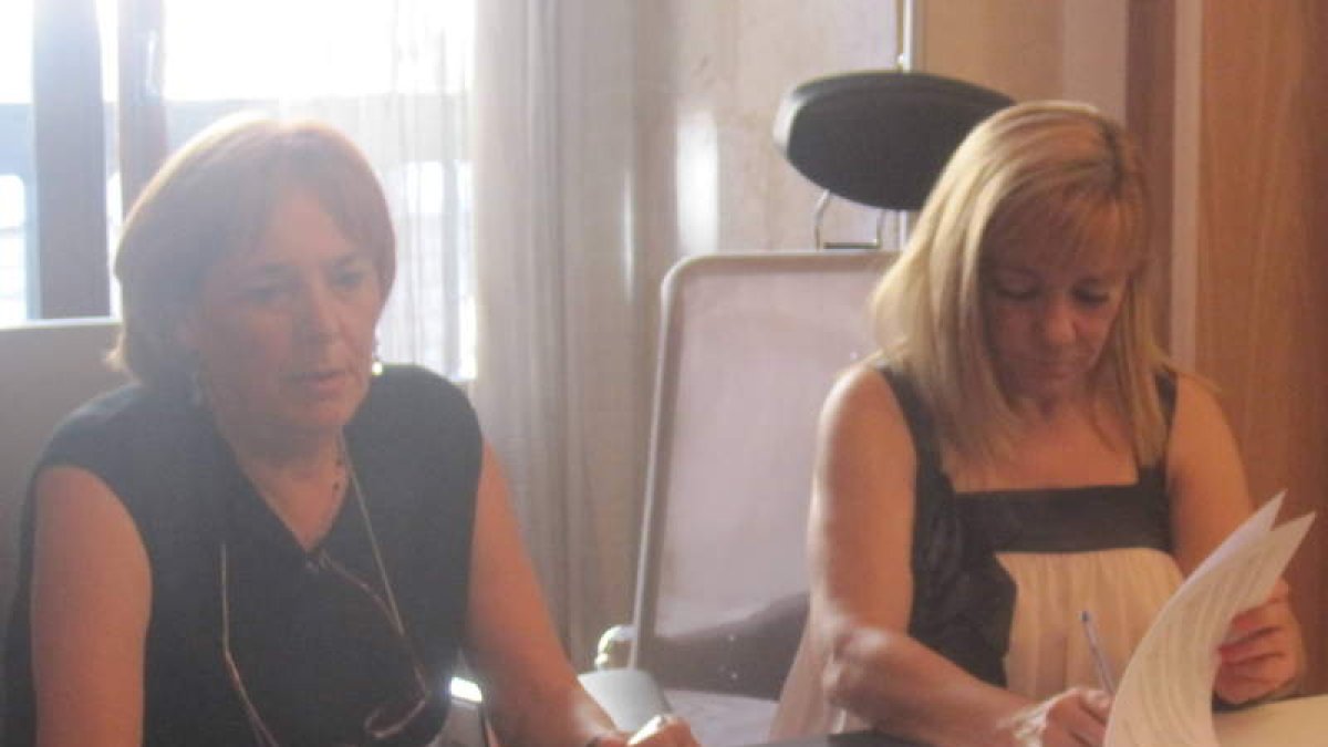 Firma del convenio entre Adavas y la presidenta de la Diputación.