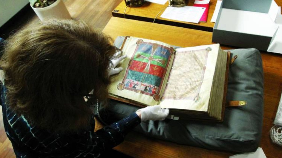 Teresa Mezquita, directora del Departamento de Manuscritos, muestra una de las espléndidas ilustraciones del Beato de Fernando I y Sancha, que perteneció a San Isidoro y hoy está en la Biblioteca Nacional.