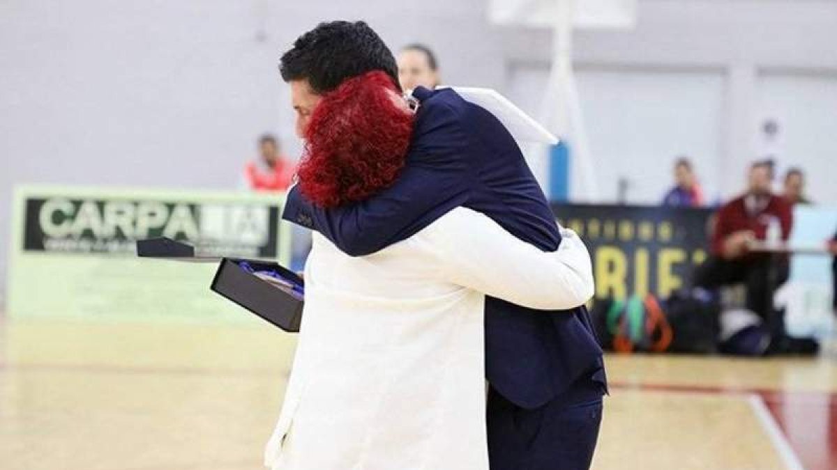 Pepe Vázquez recibió el homenaje del Pajariel Bembibre. CB BEMBIBRE