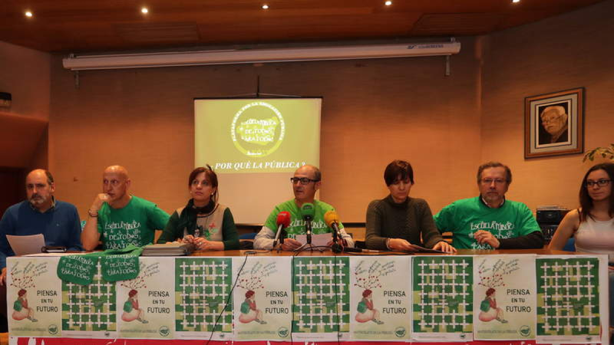 Representantes de sindicatos y padres de la plataforma. RAMIRO